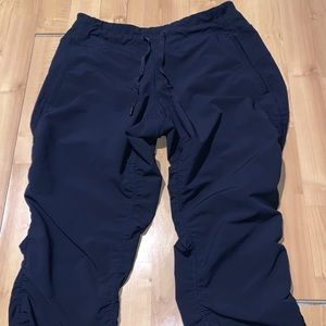 Kirkland woman’s blue cropped pants